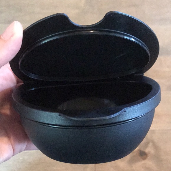 Tupperware container (salt box) - Picture 3 of 4